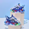 Tênis Luminosos 2025 Primavera e Outono Novo Desenho de Carro Sapatos Casuais Infantis para Meninos Pequenos e Médios Couro Sapatos que Acendem