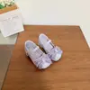 Zapatos de piel para niña, nueva colección otoño 2026, tela brillante dorada y plateada, zapatos de piel de lujo estilo francés, lazo de cristal transparente, zapatos para niños