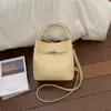 Bolso de Cubo de Mano de Alta Gama para Otoño e Invierno para Mujer, Piel Suave, Bolso de Hombro Cruzado de Moda y Versátil, Bolso Retro Nuevo Estilo 2026