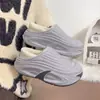 Chinelos de algodão impermeáveis com fecho atrás masculinos inverno 2026 novo estilo sola grossa antiderrapante calçado doméstico plus veludo quente sapatos de algodão femininos podem ser usados fora