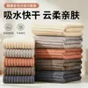 Toallas de coralina transfronterizas, adecuadas para uso doméstico, absorbentes, sin pelusa, suaves y disponibles en diseños de rayas de colores dulces.; un juego de toallas de baño