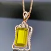 Collar Colgante Yihua Chapado en Oro Rosa con Diamante Verde, Estilo Popular Europeo y Americano, Colgante Rectangular Biselado Incrustado con Diamante con Patrón Hueco