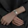 Pulseira de Aço Titânio com Trevo de Quatro Folhas em Toda a Peça para Meninas, Corda Vermelha, Joia de Mão Leve e Exquisita, de Luxo, Não Desbota, Venda Quente Transfronteiriça