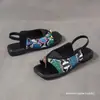 Sandalias de verano de tira trasera de moda para mujer, estilo romano 2025, suela plana, estilo coreano, elásticas, punta cuadrada nueva, para uso en exteriores