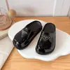Chinelos Infantis 2026 Verão Novo Estilo Meio Chinelos Fechados para Meninas, Sandálias para Uso Externo para Crianças Pequenas e Maiores