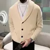 Suéter cárdigan de cuello verde de alta gama para hombre, otoño e invierno, ligero, maduro, casual de negocios, suéter popular, abrigo de talla grande