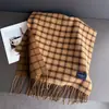 Novo Lenço Quente Xadrez Atmosférico de Outono e Inverno Xale Feminino Versátil Roupa de Trabalho Franja Areia Fina Lenço de Imitação de Caxemira