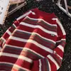 Outono Inverno 2026 Novo Suéter Masculino Listrado Estilo Preguiçoso Solto Gola Redonda Malha Aconchegante Retrô Roupa Externa para Casal