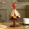 Jogos americanos temáticos de árvore de Natal, resistentes ao calor, feitos inteiramente de madeira maciça, são resistentes ao calor, duráveis e podem ser usados como decorações de mesa ou enfeites.. Eles também são porta-copos dobráveis de alta qualidade