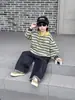 Conjunto de moletom listrado para meninos primavera e outono, conjunto esportivo infantil de duas peças estilo coreano, roupas estilosas para meninos pequenos