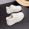 Zapatillas blancas súper estilosas para mujer, nuevo modelo 2026, suela gruesa, que aumentan la altura, suela blanda, ligeras, zapatillas casuales para mujer, versátiles para mujer