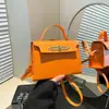 Bolso de Mano Vintage de Alta Gama para Mujer, Moderno y Sencillo con Colgante, Bolso Cuadrado Pequeño, Nuevo Bolso de Hombro de Nicho Primavera 2026 para Mujer