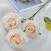 Rosa artificial de tres cabezas transfronteriza para auditorio de bodas, banquete de bodas, material floral, adornos para mesa de comedor y hogar.