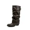 Botas de pierna de pantalón con remaches de punta aguda de piel de vaca para mujer, hebilla de cuero, plisadas, botas altas, tacón grueso retro, pantorrilla ancha, botas de montar