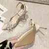 Nova coleção de verão 2026: sapatos femininos de salto alto com detalhes de laço e fivela, estilo europeu e americano, saltos agulha elegantes, adequados para uso interno e externo, design de bico fino, sapatos femininos da moda