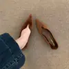 Sapatos de salto baixo rasos estilo francês de veludo com bico fino e corte em V emagrecedores, nova coleção de outono, scarpins elegantes e versáteis de salto gatinho