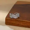 Anel Aberto Personalizado em Zircônia Banhado a Ouro Real para Mulheres, Anel Exquisito de Dedo Indicador com Design Oco de Folha de Alto Padrão Atacado