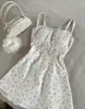 Vestido de tirantes finos floral suave estilo coreano para mujer, vestido corto de verano A-line adelgazante con ribete de encaje y cinturón de corbata