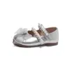 Sapatos de couro para meninas, novo modelo primavera-verão, malha pérola velcro bico redondo sapatos de piso confortáveis, cor sólida branco-prata sapatos de princesa elegantes