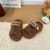 Chinelos de Pelo Estilosos com Pérolas para Crianças 2026 Outono/Inverno Novos Chinelos Slip-on para Meninas Roupas de Casa para Crianças Chinelos de Algodão Resistentes à Sujeira