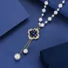 Collar de Perlas de Camelia que Gotea Aceite Nueva Moda para Mujer Exquisita Cadena Larga para Suéter Colgante Versátil de Ropa de Alta Gama