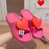 Chinelos de verão com sola grossa para mulheres, decorações de sapato DIY, sandálias de desenho animado resistentes ao desgaste antiderrapantes para casa, banheiro, uso de casal, moda