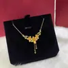 Collar para Clavícula con Colgante de Flor Chapado en Oro Cobre Arena Dorada de Vietnam Lujo Ligero Gama Alta Versátil Venta al por Mayor de Fábrica para Transmisiones en Vivo