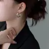 En Stock Venta Directa de Fábrica Mismo Estilo que Xu Yan Nuevos Pendientes de Luz Fluida para Mujer, Pendientes de Diseño Nicho, Pendientes Irregulares de Lujo Ligero