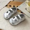 Zapatos de cuero huecos estilo francés, nuevos zapatos de princesa con hebilla versión coreana para niñas primavera y otoño 2026, zapatos de suela blanda para combinar con faldas