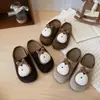 Chinelos femininos para uso externo 2026 novo estilo outono chinelos Birkenstock fechados para crianças maiores chinelos meia sem cadarço