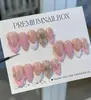 Modelo de Comercio Exterior Más Vendido: Uñas Postizas de Acero con Flor 3D en Relieve Estilo Francés Rosa Claro de 30 Piezas Forma de Almendra Venta al por Mayor