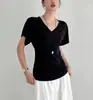 Ombros Elevados Fazem a Cabeça Parecer Menor! Camiseta Preta com Mangas Curtas, Decote V, Franzido na Cintura e Design Único e Distintivo para o Verão