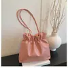 Bolsa Feminina de Design de Nicho Estilo Francês, Nova Tendência Versátil para o Dia a Dia Bolsa de Ombro Plissada, Bolsa Saco Fashion para Viagem