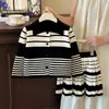 Conjunto de Malha para Meninas Outono e Inverno 2026 Novo Estilo Coreano Cardigã de Lã Listrado Saia Plissada Estilo Acadêmico Conjunto de Duas Peças