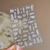 Nuevas Pegatinas Finas y Flexibles para Uñas Xiaohongshu, Estilo Floral Blanco y Negro Letras Góticas Decoraciones para Uñas Venta al por Mayor