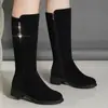 Botas de algodão quentes com forro de fleece, botas longas acima do joelho para mulheres, novo estilo de inverno 2026, botas de neve casuais com sola plana, botas de cano alto versáteis