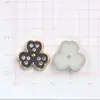 ABS estilo coreano blanco y negro trébol de cuatro hojas DIY pegamento de crema accesorios para joyería pequeños accesorios pendientes pasador de pelo agujero material para zapatos