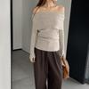 Top de punto sexy de manga larga con cuello de una línea y hombros descubiertos para mujer Jiuzhi Otoño Francés B8329