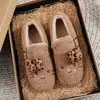 Nuevos estilos de otoño e invierno: Pantuflas cálidas y lindas estilo Birkenstock con temática de gato, pantuflas de interior con tacón, pantuflas de algodón antideslizantes y pantuflas peludas fáciles de poner.