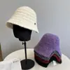 Chapéu de Pescador de Malha com Logo de Metal Retrô Estilo Japonês com Fenda nas Costas, Novo Chapéu Bucket Quente Outono e Inverno para Proteger as Orelhas, Fashion e Versátil