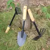 Conjunto de Três Peças de Ferramentas de Plantio Cuidadosamente Selecionado com Cabos de Madeira: Pá, Enxada, Ancinho, Ferramentas de Jardinagem para Cultivo de Flores e Plantas em Vasos