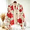 Kimono con estampado floral del sudeste asiático, con mangas holgadas de tres cuartos, usado como capa exterior sobre una camisa de murciélago. Venta al por mayor desde la fábrica de origen