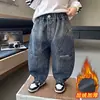 Ropa de Otoño e Invierno para Niños Bordado de Letras Mono Vaquero de Terciopelo Estilo Coreano Pantalones de Pierna Ancha con Forro de Terciopelo Pantalones Elegantes para Niños