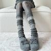 Calcetines de punto holgados grises estilo bosque vintage, calentadores de piernas beige versátiles, calcetines estampados de media pantorrilla para otoño/invierno