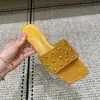 Primer Encuentro con las Sandalias Slip-On de Remaches Ultrasencillas Estilo Coreano para Mujer, Verano 2026, Adecuadas para Combinar con Vestidos, Vacaciones, Playa y Ropa Casual