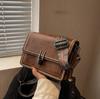 Bolsa Quadrada Pequena Texturizada Retro Popular Feminina 2025 Nova Simples Elegante Bolsa de Ombro com Alça Larga Bolsa Transversal Casual