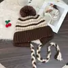 Sombrero de Lana a Rayas Estilo Coreano para Mujer Otoño e Invierno Cálido Forrado de Polar con Protección para las Orejas Gorro sin Visera con Correa Bola de Pelo Tejido Sombrero Lei Feng