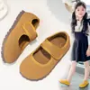 Sandalias de media punta con protección para los dedos Birkenstock para uso en exteriores 2025 nuevos zapatos planos de verano para niñas casuales de Velcro Mary Jane zapatos sencillos