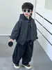 Conjunto de Primavera y Otoño para Niños, Chaqueta de Moda Estilo Coreano para Niños, Nuevo Modelo 2026 Sudadera con Capucha y Pantalones Casuales Conjunto de Tres Piezas