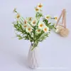 Al por mayor transfronterizo artificial 20 margaritas pequeñas para accesorios de fotografía al aire libre, paisajismo de jardines y pequeños manojos de flores de margarita silvestre